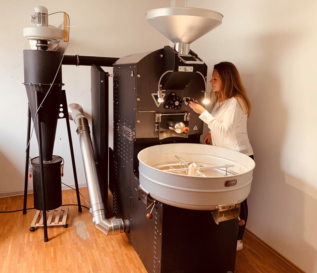 Carola Larios steht am Röster